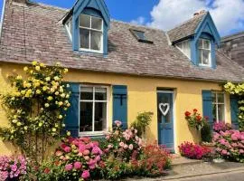 Romantic luxury Cottage right next to the ocean