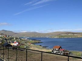 A Hillside Retreat with Incredible Fjord Views: Strendur şehrinde bir otel