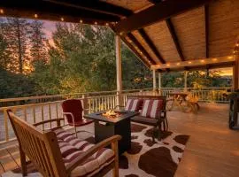 Maple Leaf Lodge by NW Comfy Cabins