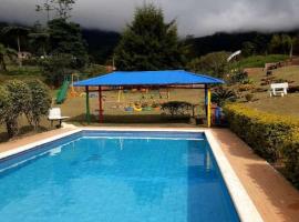 Private EcoLodge near Cali Perfect for Birdwatching and Nature Lovers, хотел в Кали