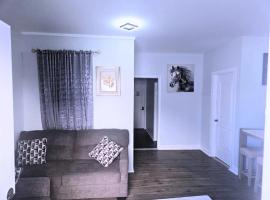 Home away from home 5 minutes away EWR Airport, hotel a Elizabeth