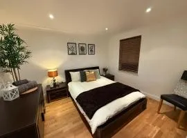 Spacious 5 Bed House - Free Parking & WiFi