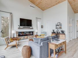 Viesnīca Mtn-View Hidden Falls Cabin with Fire Pit and Deck pilsētā Andrews