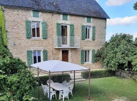 Spacious family home with countryside views, Hotel in Salviac