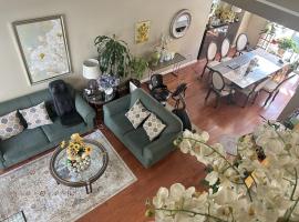 Spacious 3-Bedroom House, Queen Beds, Flexible Guests, hotel di Coquitlam