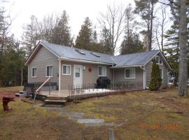 NEW Whitecaps Cottage Steps To Beach Hot Tub, hotell i Sauble Beach