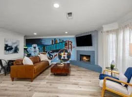 Walkable Montrose 2BR Townhome w Arcade, Mural, Sleeps 9