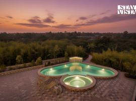 StayVista's Green Embrace - Villa in Bor Tiger Reserve with Swimming Pool, Rainshower, Terrace & Lawn, hotel a Bāzārgaon