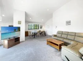 Beachside 3-Bed Apartment with Garage Parking