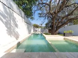 House with heated pool parking & wifi