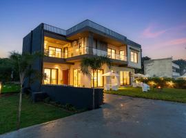 Gardenia 4-BHK Farmhouse with Private Pool, Game Zone, & Lush Garden, Hotel in Dera Māndi