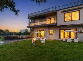 Gardenia 4-BHK Farmhouse with Private Pool, Game Zone, & Lush Garden, hotel in Dera Māndi