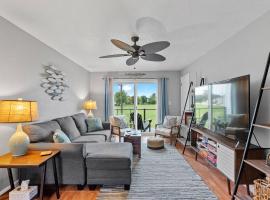 Beachside Condo w Stunning Lake Views, hotel v mestu Sheboygan