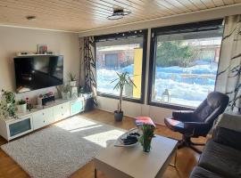 Viihtyisä ja kodikas omakotitalo isolla pihalla, hotel i Lohja