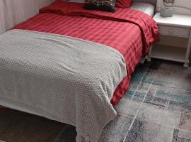 Golden Work Hostel, ξενοδοχείο σε Εσκιλστούνα