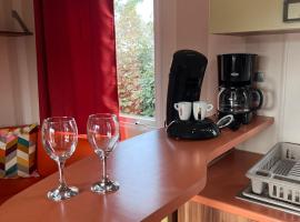 Terra Cosy , Mobil-home chaleureux et cocooning, hotel v destinaci La Roque-dʼAnthéron