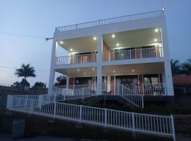 Moppis White House – hotel w mieście Buzzi