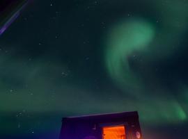 Fredheim, Northern Light Lodge، فندق في Kallsøya