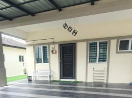REZEKI MUEZZA 3BR2B Cozy Homestay، كوخ في تيلوك إنتان