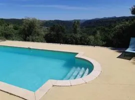 Maison en pierre avec vue exceptionnelle & piscine privée au calme