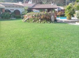 Nice country house with a swimming pool and large garden, hôtel à Cieneguilla