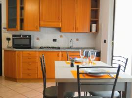 Casa Friz - between Como and Milan, with AC and parking, hotel a Cantù