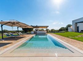 Exclusive Pool Villa in Patra, hotel em Patra