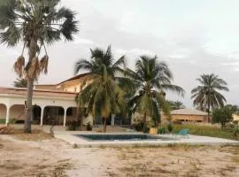 Adorable chambre cosy ,vue piscine avec canapé et frigo , calme piscine CAP SKIRRING proche plage et 4 mns a pieds du restau Chez Loulou