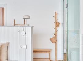 Stunning Sea View, Peaceful Family Villa with AC, Sauna, Gym & Shared Pool, hotel v mestu Silivri