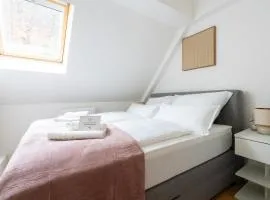 Large - 90m2 - Quiet Maisonette for 10 - 24 I 7 Check-in