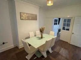 Elegant Victoria Road Loft , Smart TV & Parking
