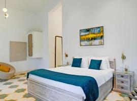 Iksana By DanCenter | 3BHK | Pvt Pool | Siolim, GOA – hotel w mieście Siolim