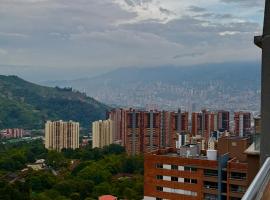 Modern sky high apartment in La Estrella, hotel a La Estrella