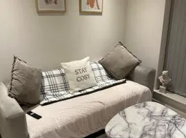 Modern Leeds Stay Sleeps 4 Ideal for Business & Leisure Free Wi-Fi