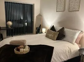 Contemporary Leeds Retreat Sleeps 4 Ideal for Long and Short Stays