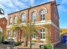 FeWo "Flut" im historischen Denkmal, ruhig und modern mit Stil, Kunst und großem Garten, hochwertiger Ausstattung, zentraler Lage in Esens - 3km zur Nordsee, alles fußläufig erreichbar - ideal für Paare oder kleine Familien