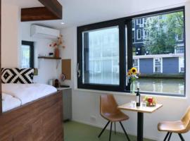 Exclusive Houseboat Stay in Central Copenhagen, Hotel in Kopenhagen