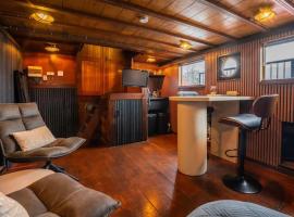 One-of-a-Kind Houseboat in Central Copenhagen, Hotel in Kopenhagen