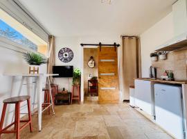 studio centre de Hyeres ( 4 personnes )، فندق في هييريس