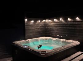 Charming Cottage Near Heatherhill With Jacuzzi, hotel din Vejby