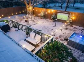 Speakeasy, Hot Tub, Putt Putt, Outdoor Theatre, 8 minutes from Downtown Greenville