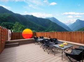 Enjoy Pleasant Hotel 九寨沟龙康藏雅店 – hotel w mieście Jiuzhaigou