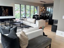 Viesnīca Luxury Villa with Jacuzzi, Sauna, Gym & Home Cinema, Harstad pilsētā Hašta