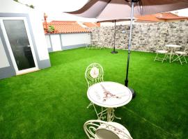 O Cantinho Guesthouse com Terraço e Vistas em Quinta do Anjo, Hotel in Quinta do Anjo