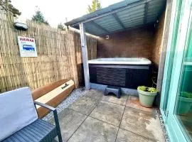 Cozy comfortable house with jacuzzi & private garden near Amsterdam