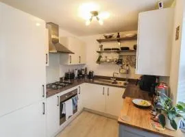 Contemporary 2-Bed Apartment with Parking Bedford