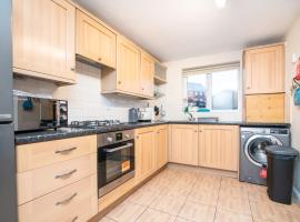 6 bed house with free secure parking & 3 bathrooms, khách sạn ở Wolverhampton