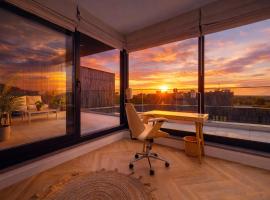 Boho Deluxe Apart - największy apartament 130m2 nad Jeziorem Ukiel z 50m tarasem, przy jeziorze, garaż podziemny, klimatyzacja, 3 sypialnie plus salon, 2 łazienki, winda, fvat, Hotel in Olsztyn