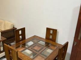 Dharshani, hotel a Athurugiriya