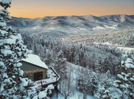 Sunset Mountain Views near Town on 3 Private Acres, hotel a Bailey